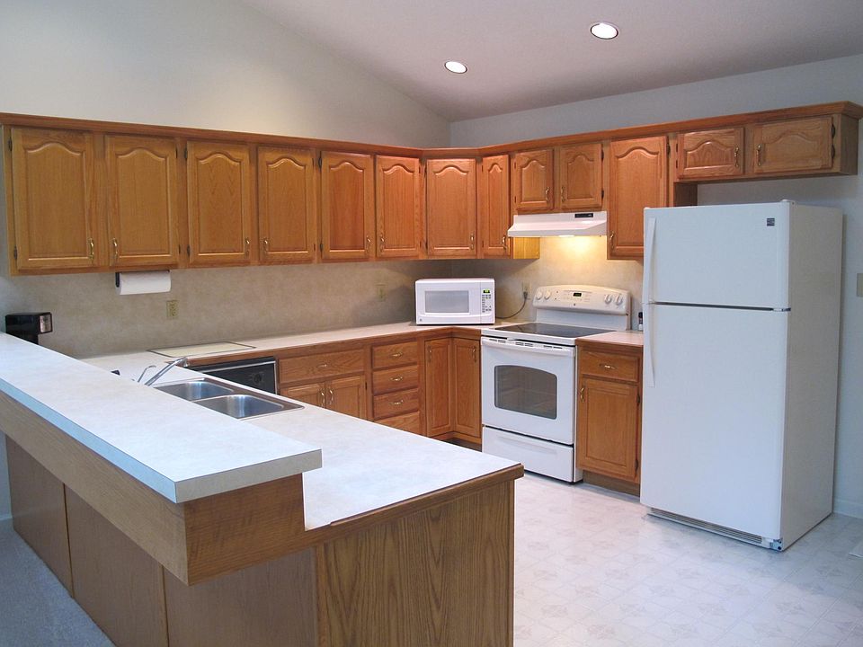 Spacious Kitchen with Bar