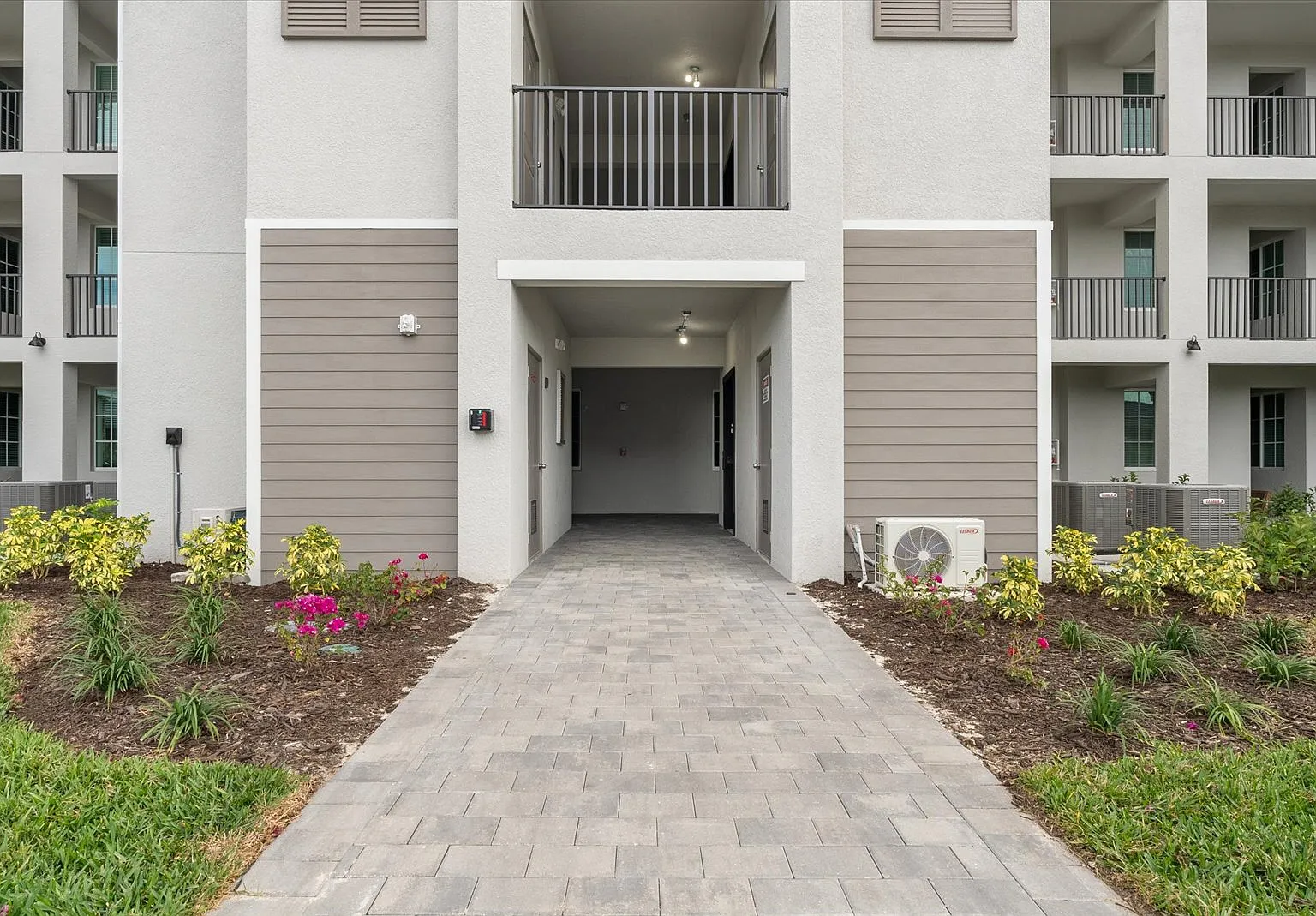 3 bed, 2.0 bath, 1300 sqft, $5,000 — Photo 1