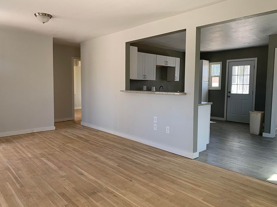 2nd image of 914 Madeira Dr SE
