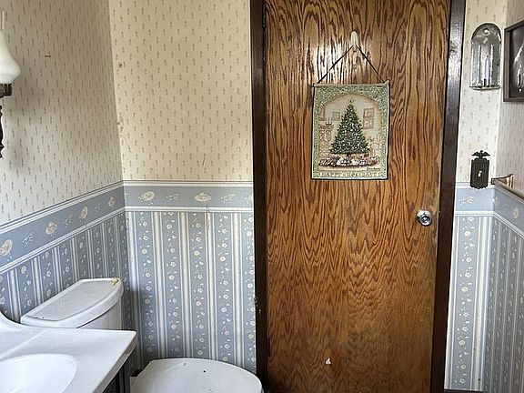 5th image of 855 W Spring St