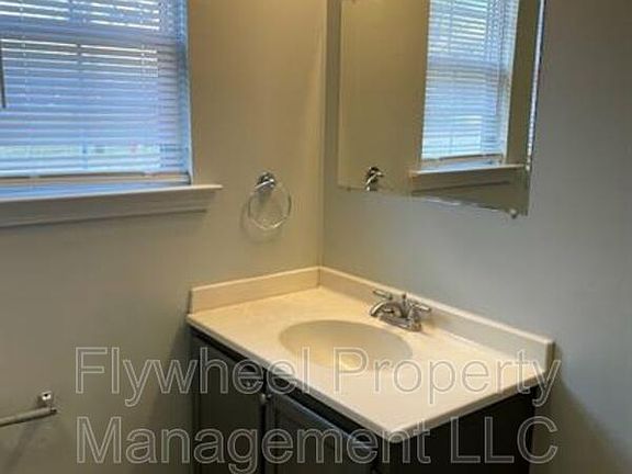 3rd image of 128A N Poole St