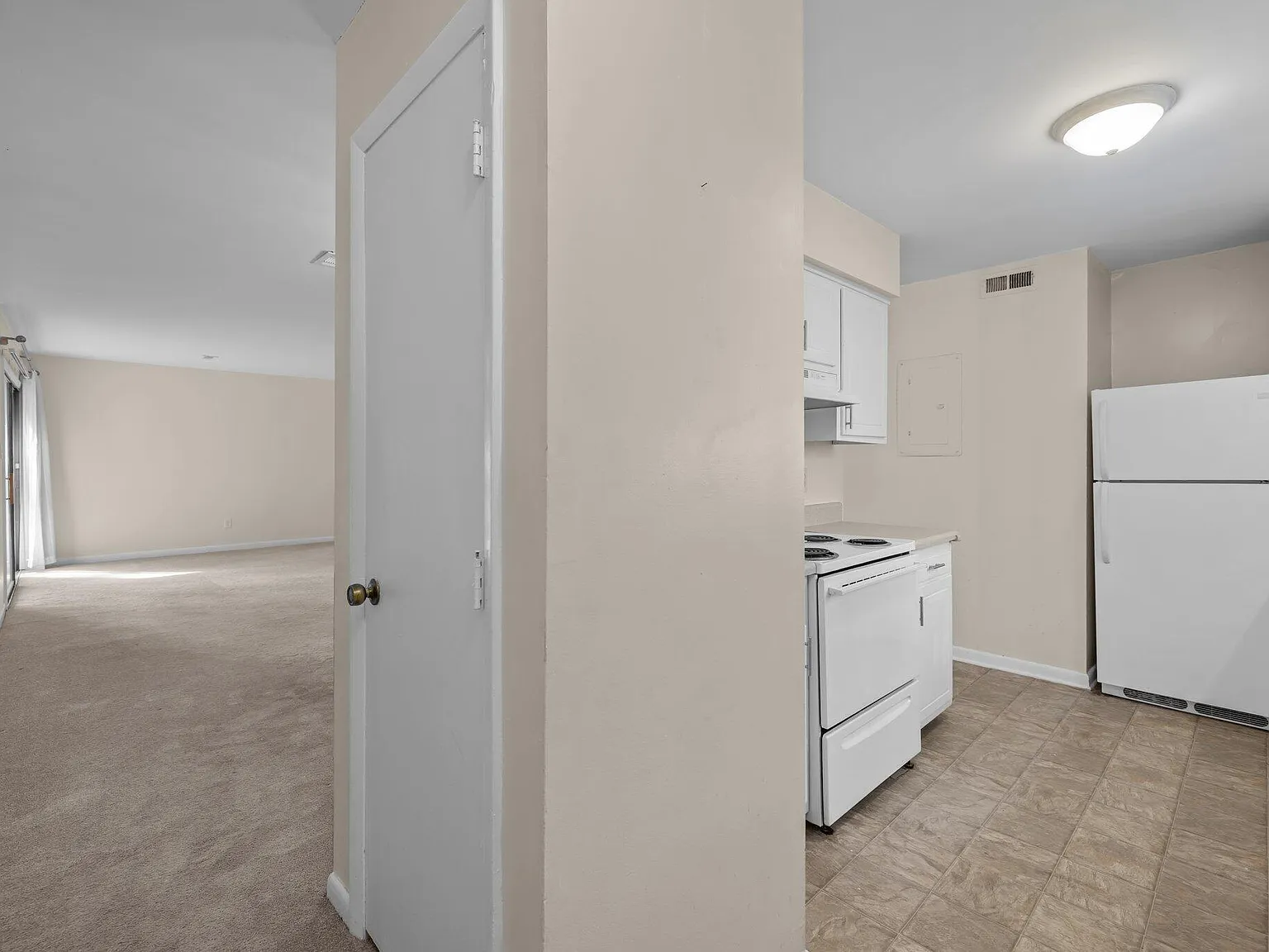 2 bed, 1.5 bath, 1048 sqft, $1,200 — Photo 3