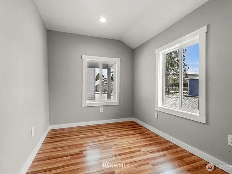 970 9th Ave — Photo 12
