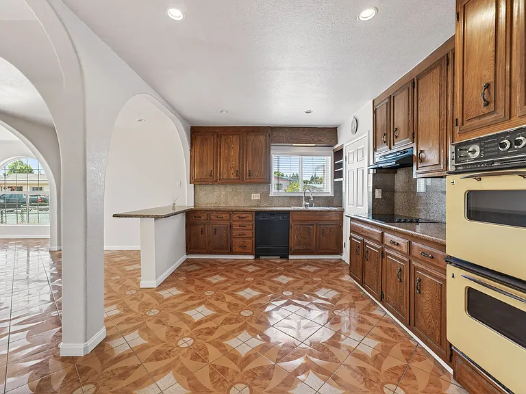 25468 Belmont Ave — Photo 16