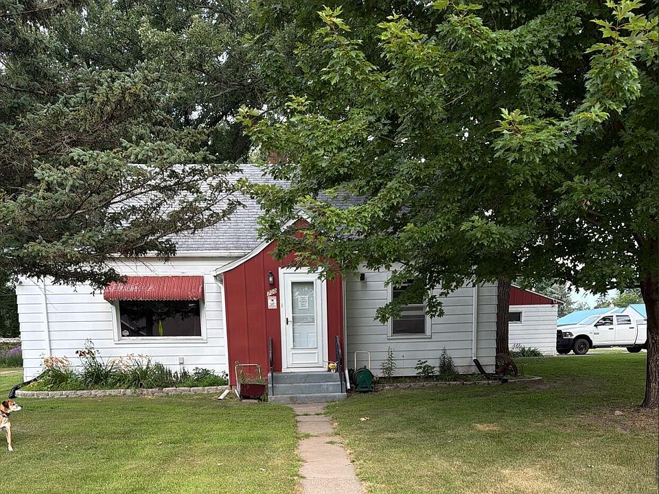 1st image of 700 3rd St SW