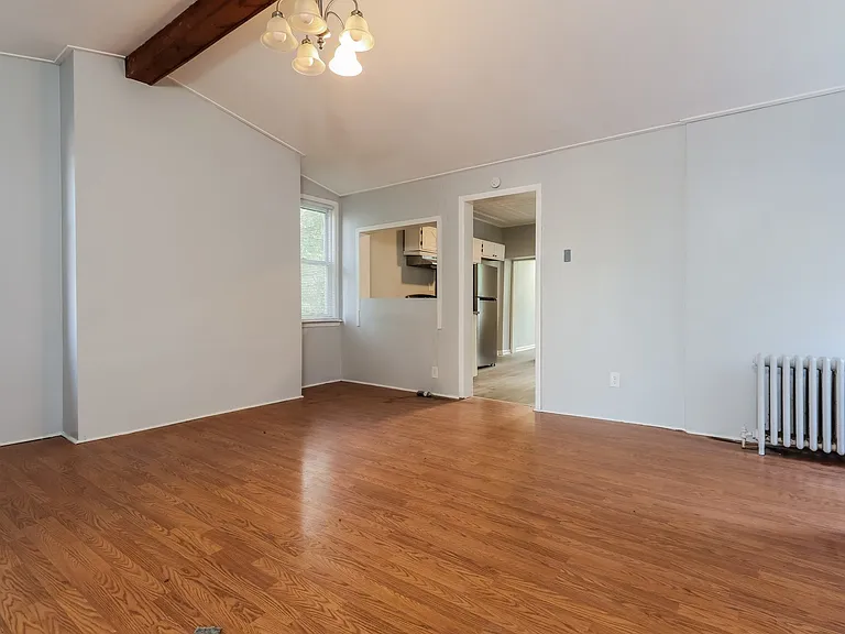 1053263_020_living_room_13024071.jpg