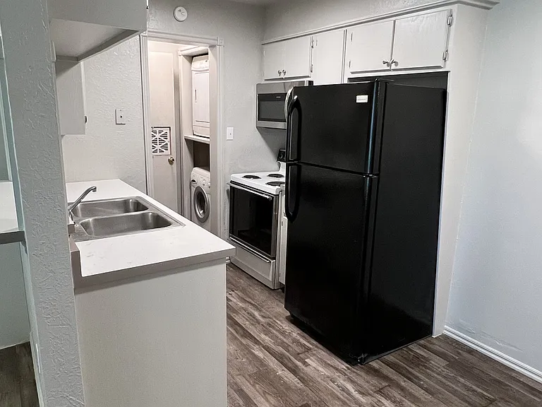 1000 Rambling Oaks Dr #7 — Photo 3