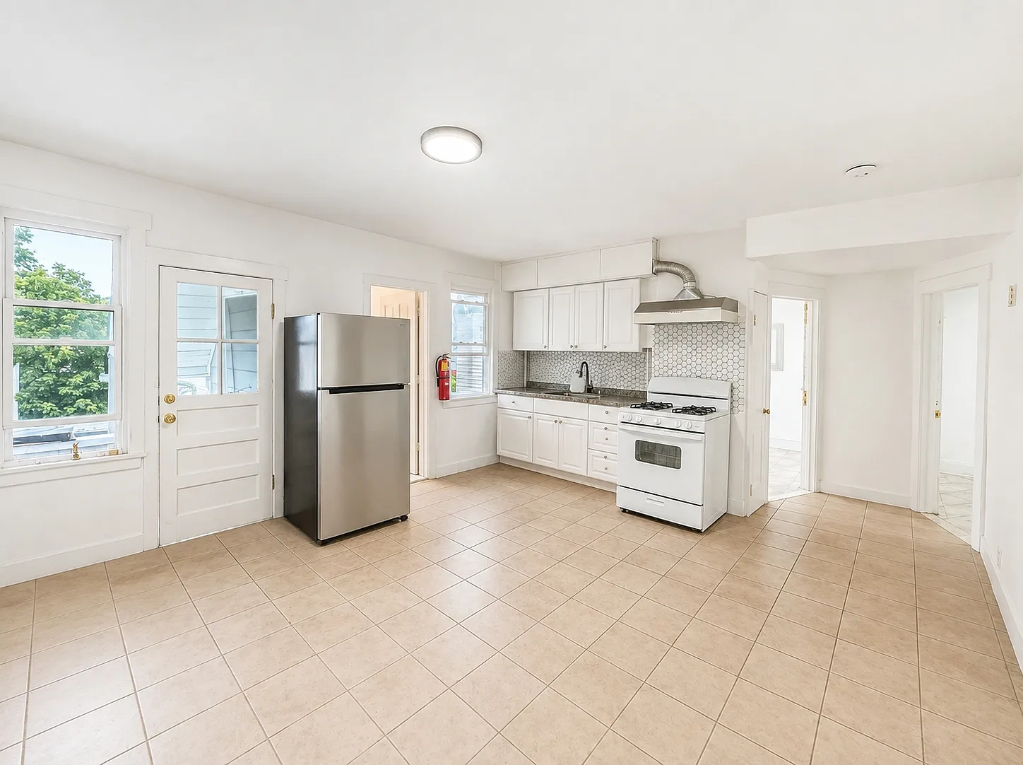 3 bed, 900 sqft, $2,400 — Photo 1