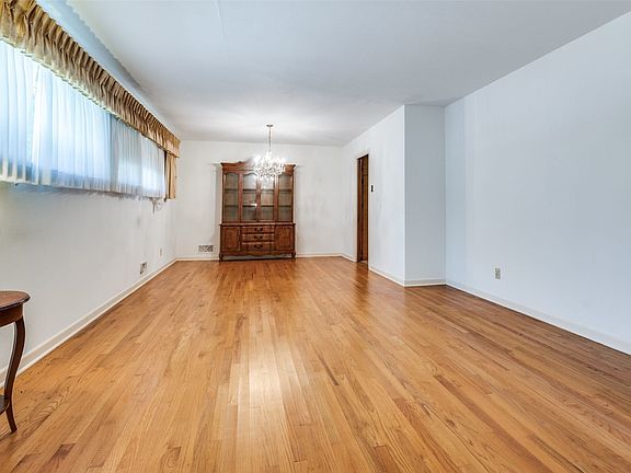 3rd image of 10722 Lathrop Dr