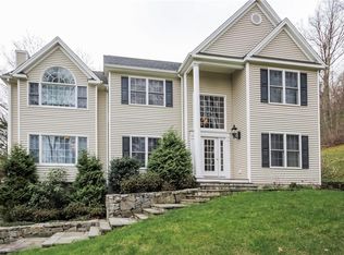 35 Valley Stream Ln, Southbury, CT 06488