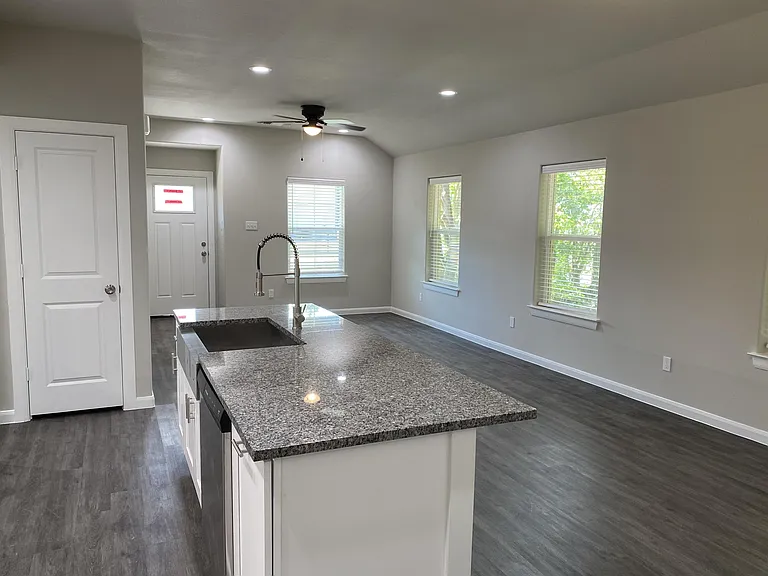 313 E Nelson St — Photo 7
