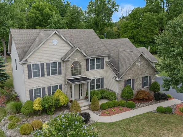 70 Briarwood Ln, Grand Island, NY 14072