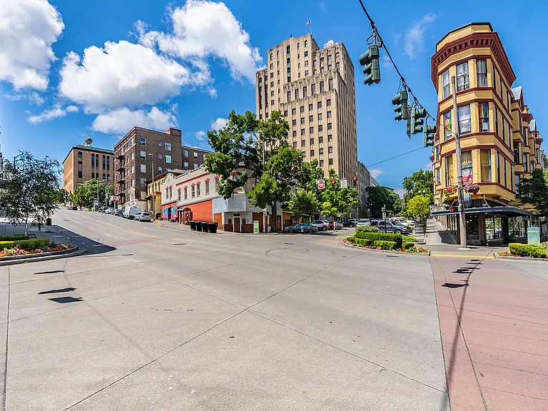 Rialto Apartments Historic Charm Meet Attainable Urban Living — Photo 16