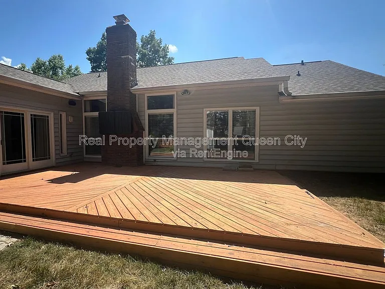 3910 Armitage Dr — Photo 4