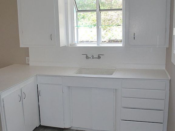 3rd image of 563 Cedar Aly