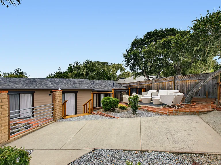 Outdoor terrace with spacious play area (Pic 6)