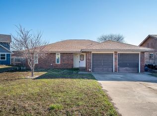 1210 Glenwood Dr, Moore, OK 73160
