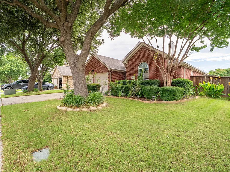 2324 Crestridge Dr — Photo 3