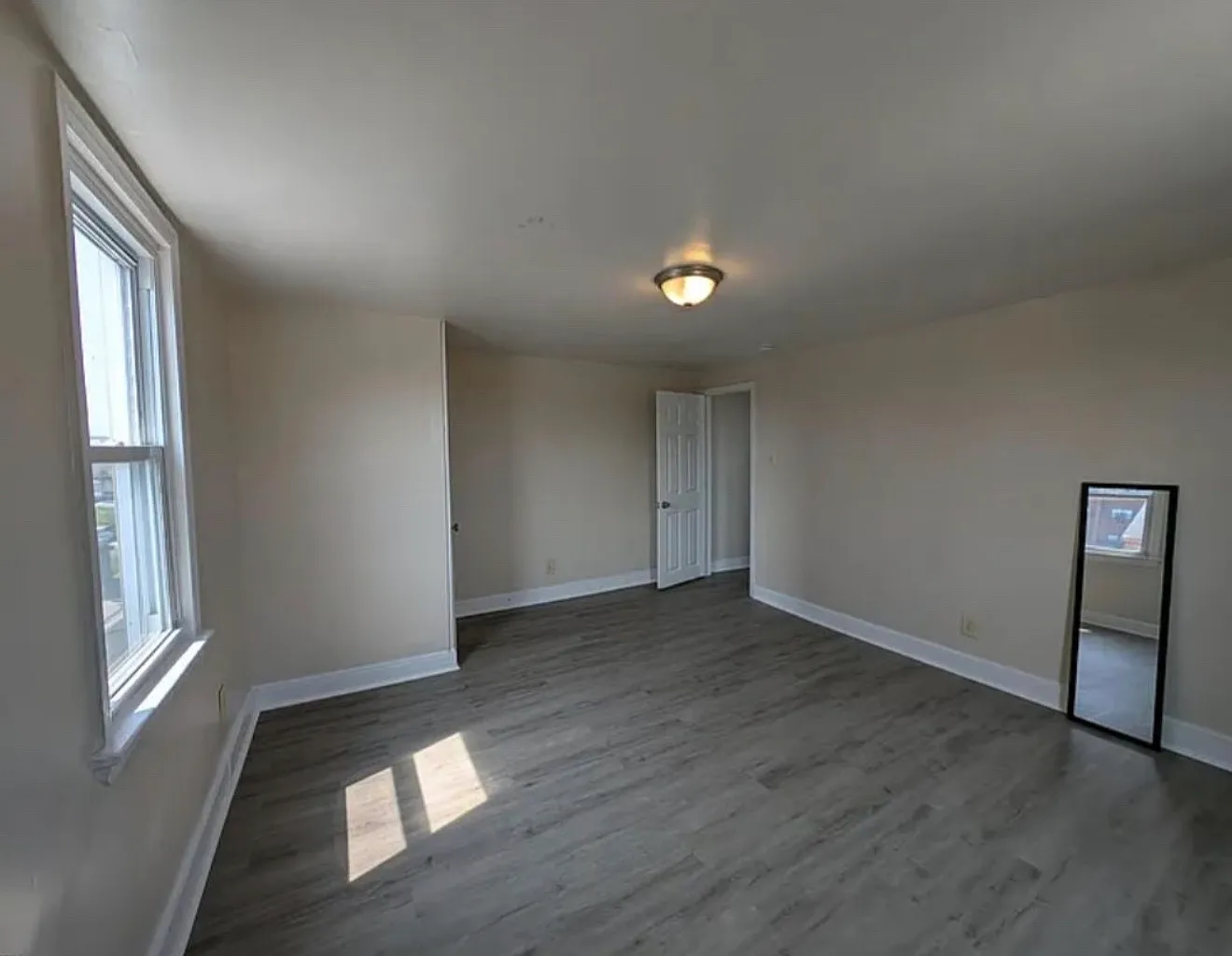 3 bed, 1000 sqft, $1,950 — Photo 2