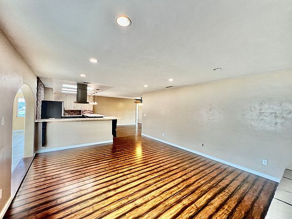 4th image of 6950 51st St