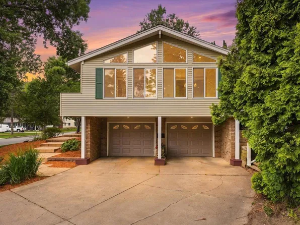 832 Bartosh Ln, River Falls, WI 54022