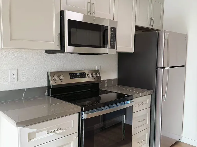 700 W Maple St #E1 — Photo 4
