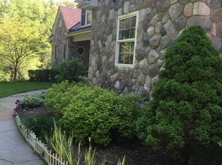 688 Knibbe Rd, Lake Orion, MI 48362