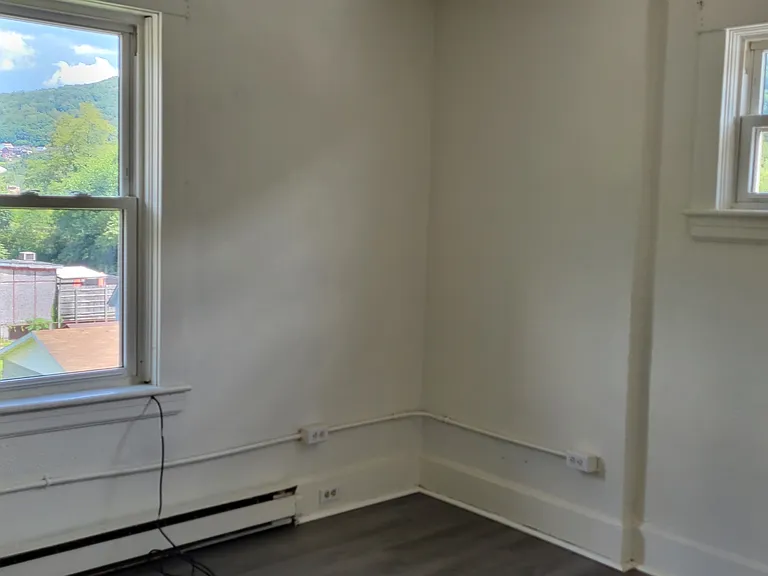 700 Maple Ave #5 — Photo 4