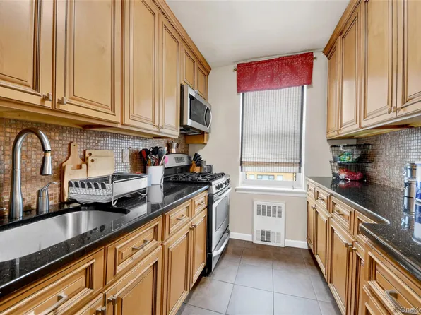 300 N Broadway #6L, Yonkers, NY 10701
