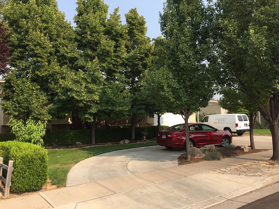 Half circle drive way.