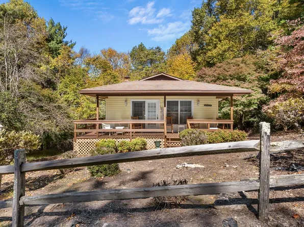 36 Shawnee Trl, Fancy Gap, VA 24328
