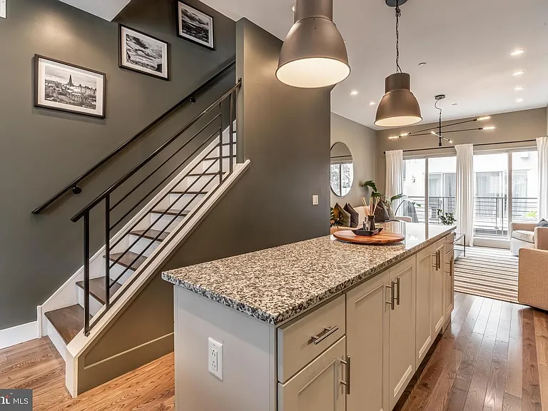 608 N American St — Photo 10