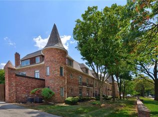 8361 Somerset Dr APT 205, Prairie Village, KS 66207