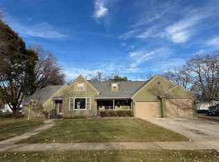 201 Hulin St, Charles City, IA 50616