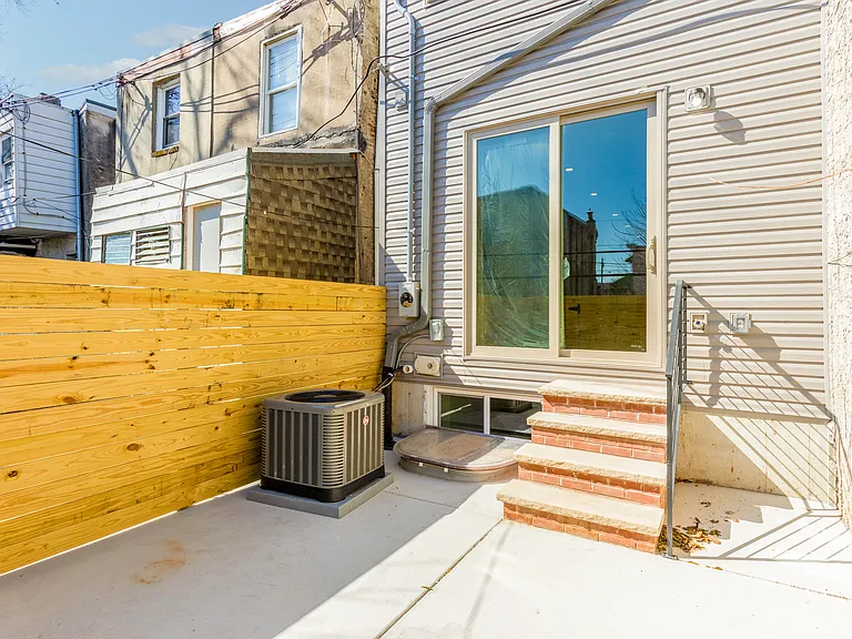 721 N De Kalb St — Photo 31
