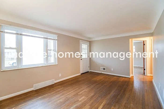 2 bed, 1.0 bath, 1270 sqft, $2,095 — Photo 2