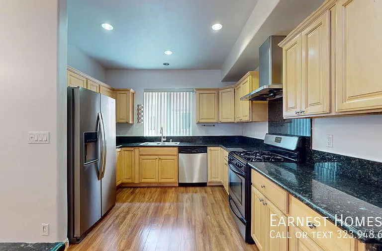 11622 Oxnard St — Photo 7
