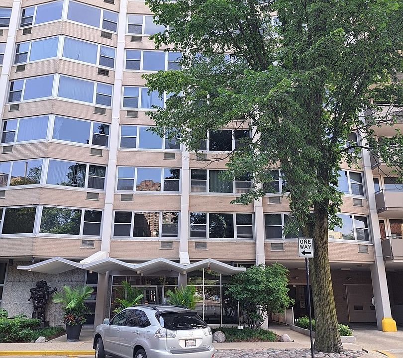 1st image of 555 W Cornelia Ave APT 1505