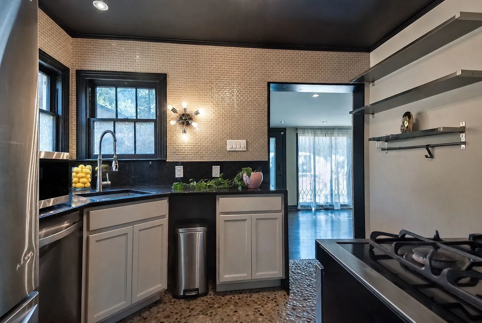 2 bed, 1.0 bath, 1222 sqft, $2,300 — Photo 2