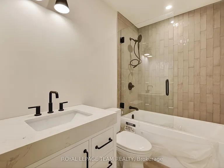 608 Tweedsmuir Ave #A — Photo 23