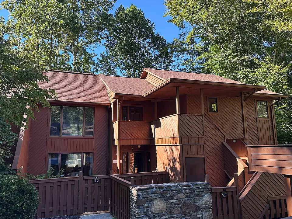 23 W Woodsong Ln