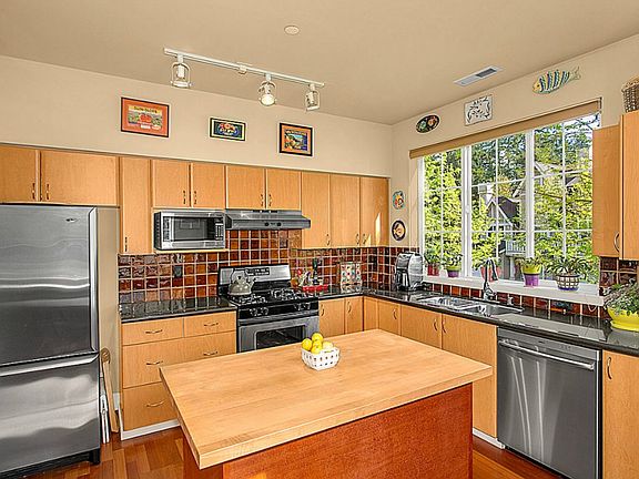 3rd image of 18247 NE 96th Way Unit 106