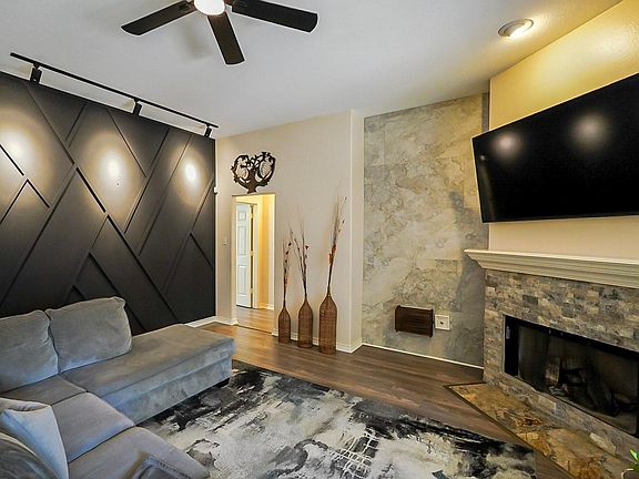 3rd image of 200 Canterbury Dr