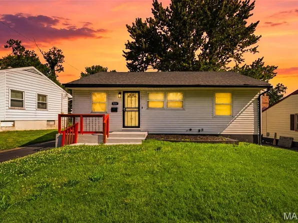 321 Caithness Rd, Saint Louis, MO 63137