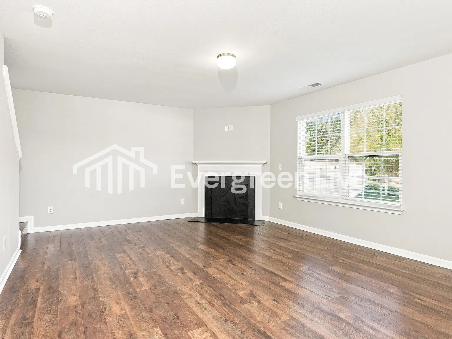 4 bed, 2.0 bath, 2200 sqft, $1,795 — Photo 2