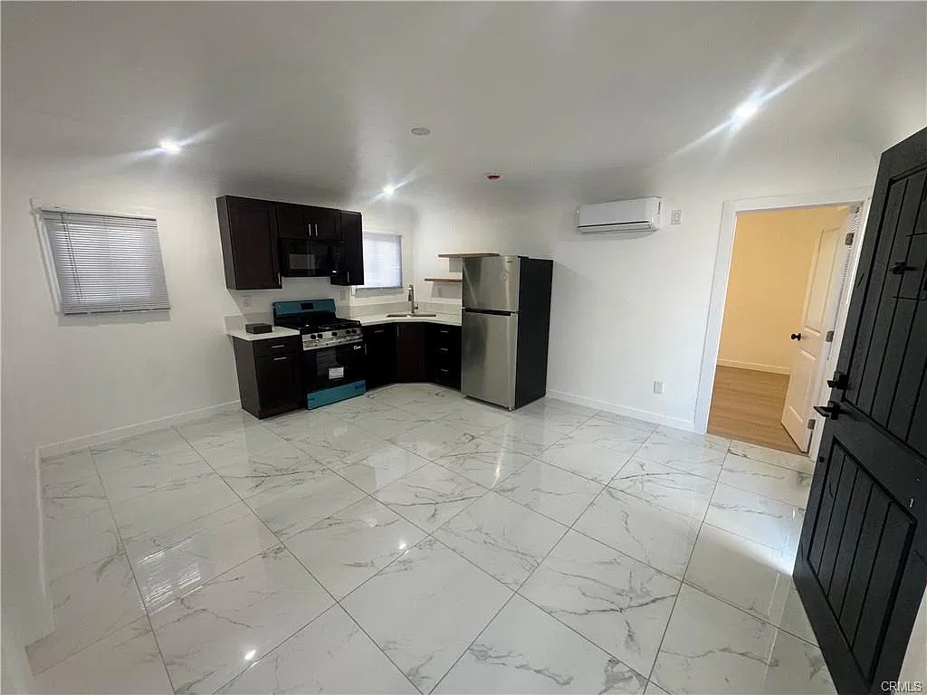 2 bed, 450 sqft, $2,500 — Photo 3