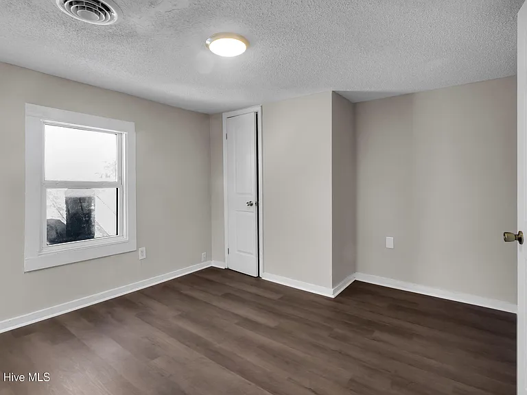 605 1st Ave — Photo 14