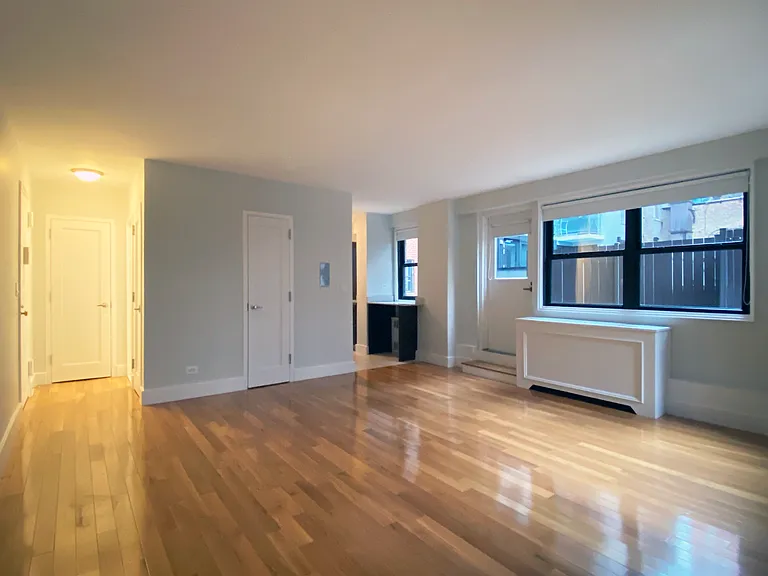 141 E 33rd St #2M — Photo 1
