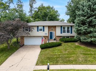 3850 Rolling Wood Ct, Bettendorf, IA 52722