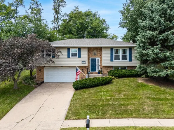 3850 Rolling Wood Ct, Bettendorf, IA 52722